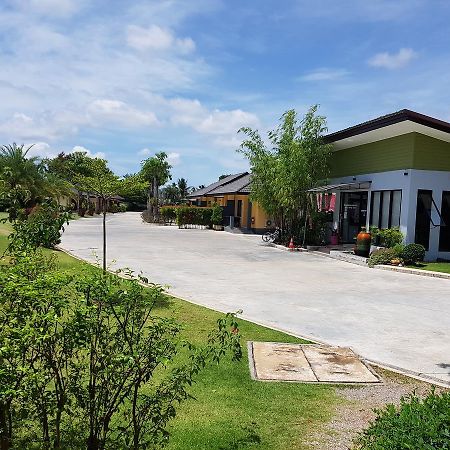 Nicasio Hotel Chumphon Esterno foto